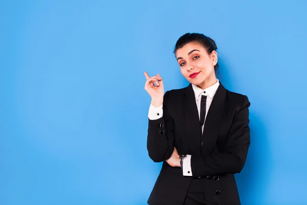 Mujer de negocios en ropa formal sobre fondo azul —  Fotos de Stock