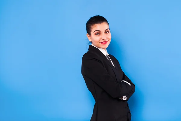 Donna d'affari in abito formale su sfondo blu — Foto Stock