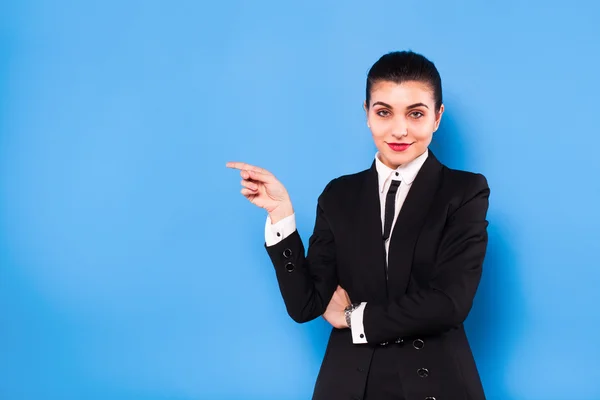 Mujer de negocios en ropa formal sobre fondo azul — Foto de Stock