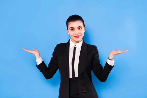 Mulher de negócios em desgaste formal em fundo azul — Fotografia de Stock