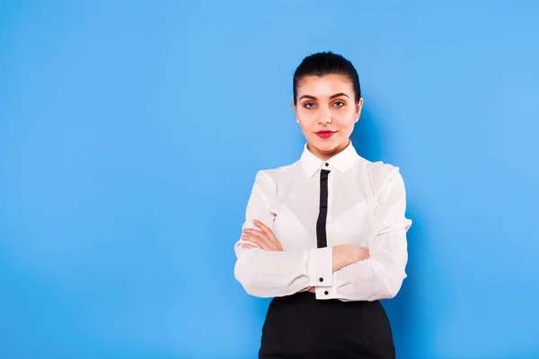 ผู้หญิงธุรกิจในชุดทางการบนพื้นหลังสีฟ้า — ภาพถ่ายสต็อก