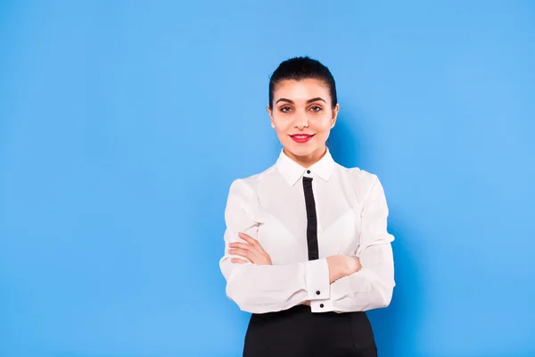 Mujer de negocios en ropa formal sobre fondo azul —  Fotos de Stock