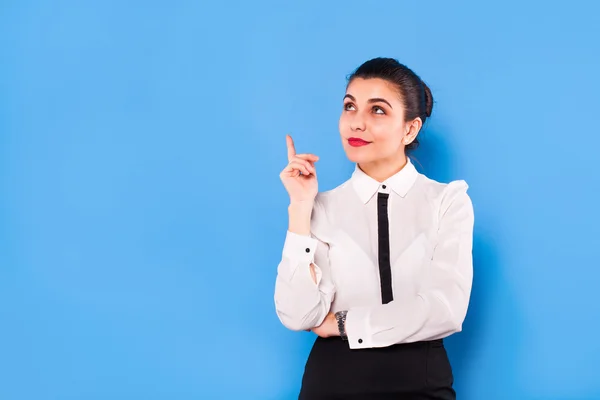 Forretningskvinde i formelt slid på blå baggrund - Stock-foto