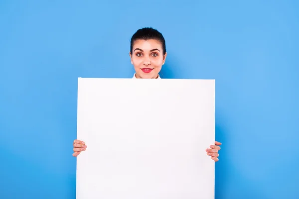 Zakenvrouw in formele slijtage met witte paneel op blauwe pagina — Stockfoto