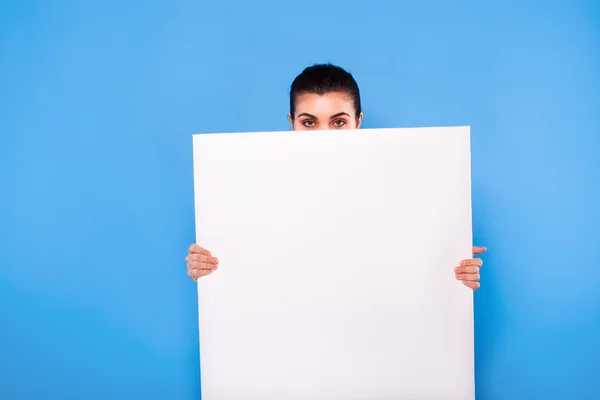 Mujer de negocios en ropa formal con panel blanco sobre fondo azul —  Fotos de Stock