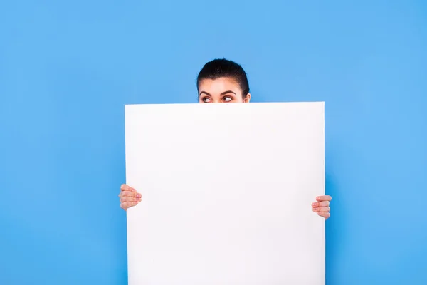 Mujer de negocios en ropa formal con panel blanco sobre fondo azul —  Fotos de Stock