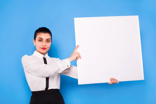 Mujer de negocios en ropa formal con panel blanco sobre fondo azul —  Fotos de Stock
