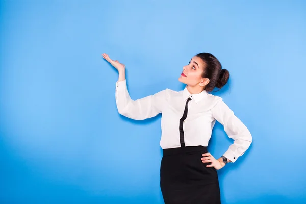 Mujer de negocios en ropa formal sobre fondo azul — Foto de Stock