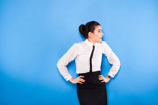 Mujer de negocios en ropa formal sobre fondo azul —  Fotos de Stock