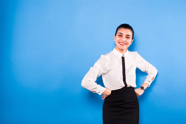 Mujer de negocios en ropa formal sobre fondo azul — Foto de Stock