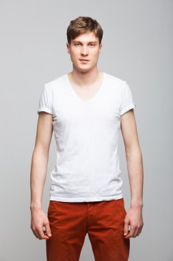 yakışıklı delikanlı gri arka plan üzerinde 