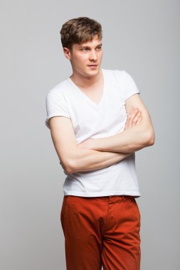 yakışıklı delikanlı gri arka plan üzerinde 