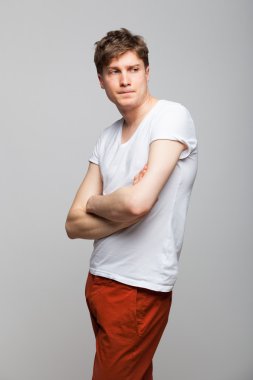 yakışıklı delikanlı gri arka plan üzerinde 