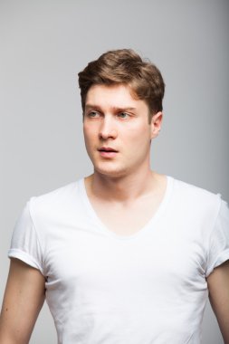 yakışıklı delikanlı gri arka plan üzerinde 