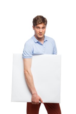 Genç sarışın adam gösteren boş panel üzerinde beyaz izole
