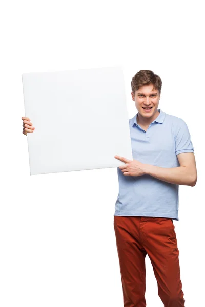 Junger blonder Mann zeigt leeres Panel isoliert auf weißem Grund — Stockfoto