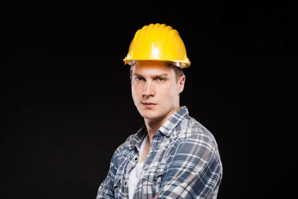 Retrato de un trabajador con casco amarillo en la cabeza —  Fotos de Stock
