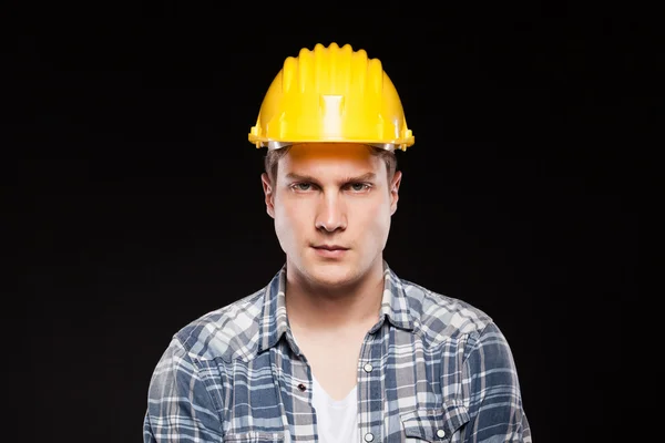 Retrato de un trabajador con casco amarillo en la cabeza —  Fotos de Stock