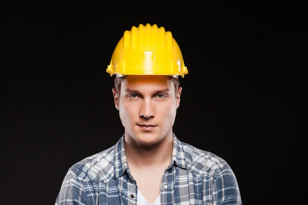 Retrato de un trabajador con casco amarillo en la cabeza —  Fotos de Stock