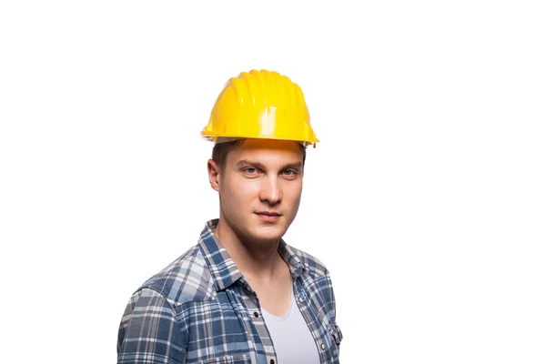 Retrato de um trabalhador com capacete amarelo na cabeça — Fotografia de Stock