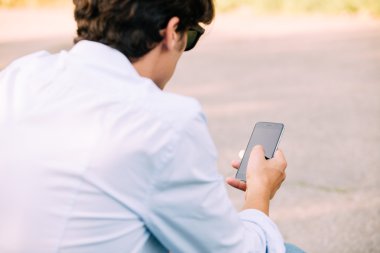 Akıllı cep telefonu kullanan bir adama yaklaş