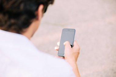 Akıllı cep telefonu kullanan bir adama yaklaş