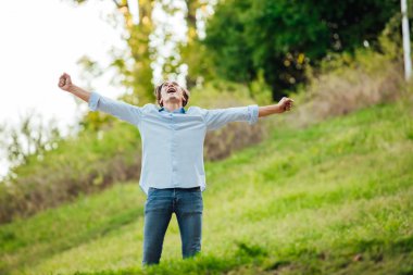 kutlama kollarını açarak başarılı adam