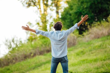 kutlama kollarını açarak başarılı adam