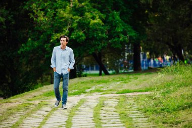 Genç Yetişkin yalnız Park'ta yürüyordunuz