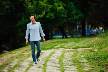 Genç Yetişkin yalnız Park'ta yürüyordunuz