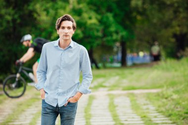 Genç Yetişkin yalnız Park'ta yürüyordunuz