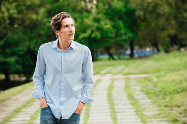 Genç Yetişkin yalnız Park'ta yürüyordunuz