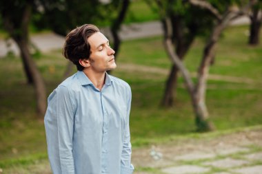 Açık biri kadar yakın