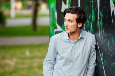 bir duvara yaslanmış cool adam