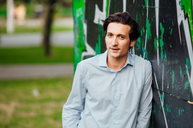 bir duvara yaslanmış cool adam