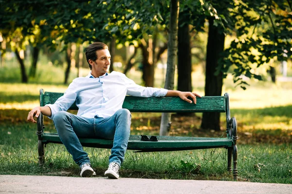 Bell'uomo adulto seduto sulla panchina — Foto Stock