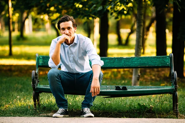 Stilig vuxen man sitter på bänken — Stockfoto