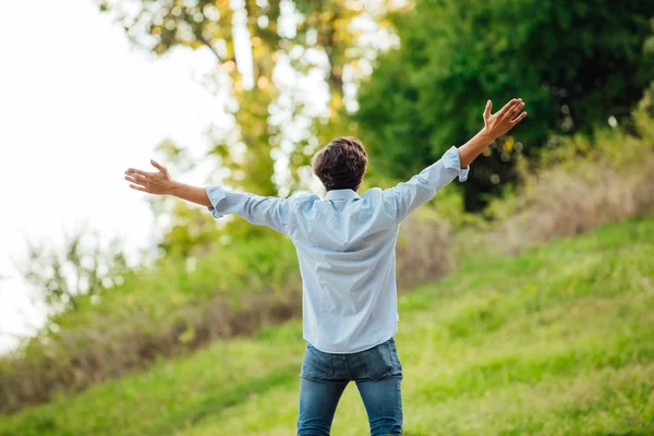 Hombre exitoso con los brazos abiertos celebrando —  Fotos de Stock