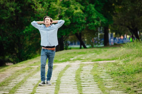 Adulto joven caminando solo en el parque —  Fotos de Stock