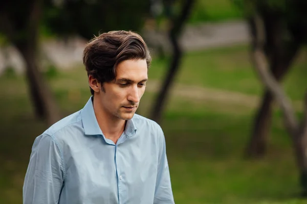 Primer plano de un hombre al aire libre —  Fotos de Stock