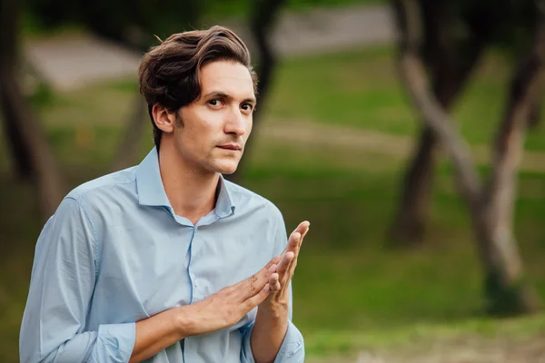 Primo piano di un uomo all'aperto — Foto Stock