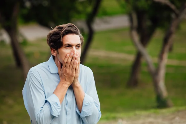 Close up van een man die buiten — Stockfoto