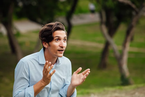 Primo piano di un uomo all'aperto — Foto Stock