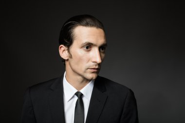 siyah elbiseli çekici adam