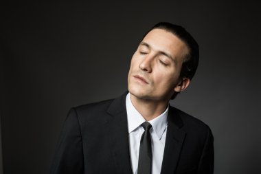 siyah elbiseli çekici adam