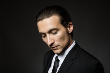 siyah elbiseli çekici adam