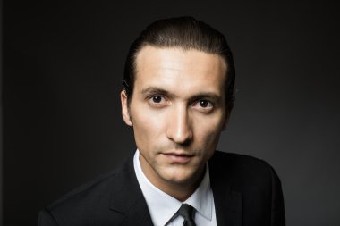 siyah elbiseli çekici adam