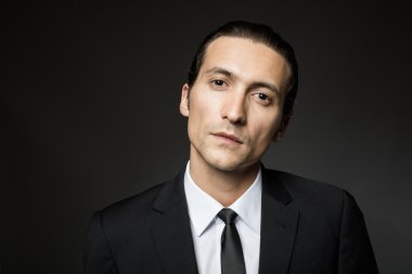 siyah elbiseli çekici adam