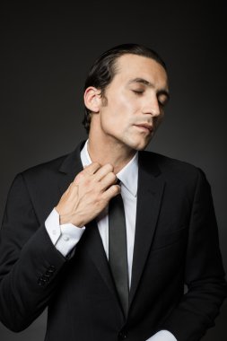 siyah elbiseli çekici adam