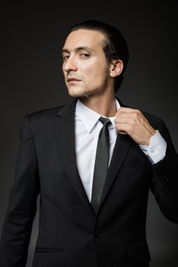 siyah elbiseli çekici adam